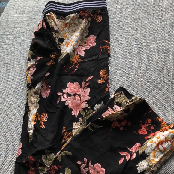 Floral Print Pants - Picture 2 of 3